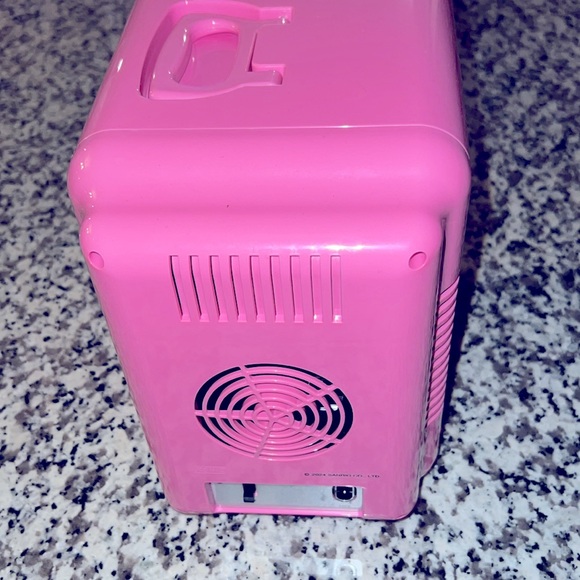 Hello Kitty Mini Fridge - Picture 10 of 14